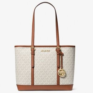 MICHAEL KORS 
Jet Set Travel Small Logo Top-Zip Tote Bag VANILLA SIGNAT/LUGGAGE